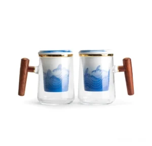 Full view 14oz glass tea mug with natural wood handle, ceramic blue landscape infuser and lid